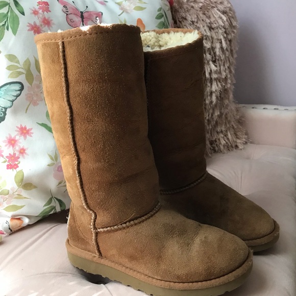 Kids UGG Classic Tall Boot - Picture 2 of 8